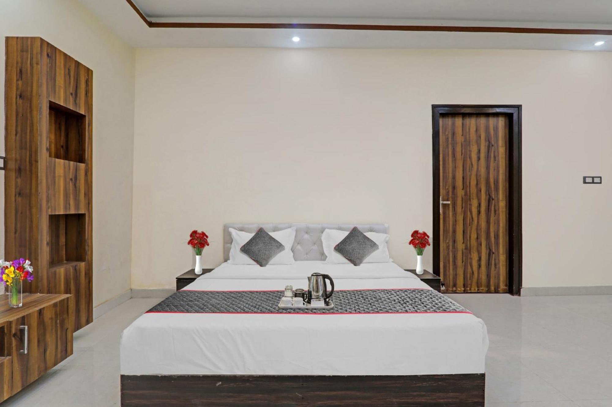 Townhouse Relax Inn Chinhat Exterior foto